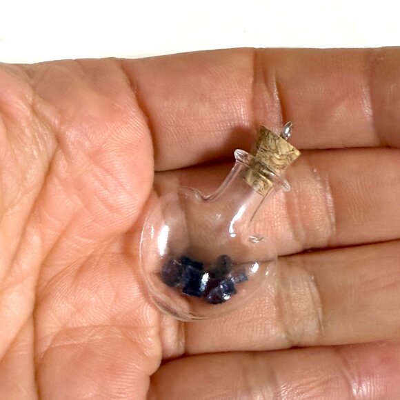 2/20$, Small Glass Heart Bottle Pendant + Tiny Genuine Violet Iolite Cabochons - Picture 6 of 6
